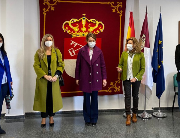 Profesionales del programa de preparación para la jubilación en la comarca de Alcaraz asisten a una mesa de trabajo en Casas de Lázaro (Albacete)