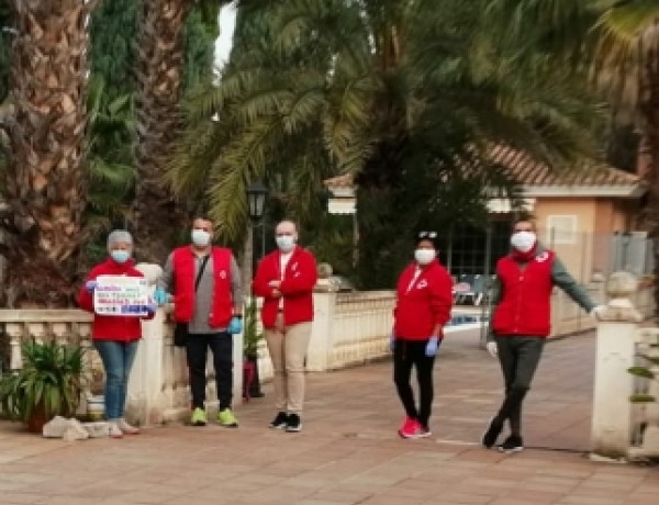Profesionales y voluntarios de Cruz Roja imparten una charla sobre el COVID-19 a jóvenes de la Residencia ‘Mas del Termet’ de Vila-real (Castellón). Fundación Diagrama. Comunidad Valenciana 2020. 