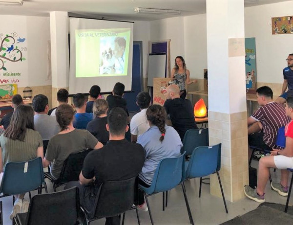 Los jóvenes atendidos en el centro ‘La Zarza’ de Abanilla (Murcia) asisten a una charla para conocer la labor de la Sociedad Protectora de Animales de Yecla