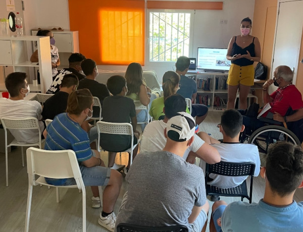 Una psicóloga y un usuario de la Asociación Stop Accidentes llevan a cabo una charla en la residencia ‘Torrent III’ de Torrent (Valencia). Fundación Diagrama. Comunidad Valenciana 2021. 