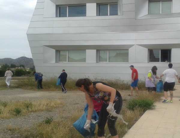 Las personas atendidas en el centro de día ‘Puerto Lumbreras’ celebran el Día del Medio Ambiente con una actividad de recogida de residuos. Fundación Diagrama. Murcia 2018.