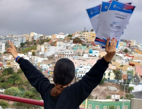 Chica joven sostiene en su mano varios certificados de formación