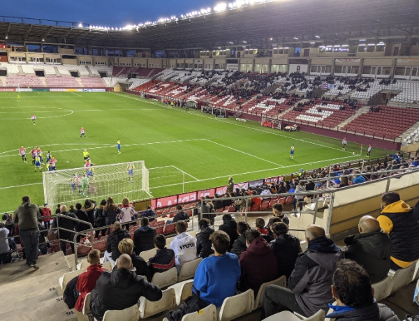 Las personas menores atendidas en los pisos ‘Leza’, ‘Jubera’, ‘Cidacos’ y ‘Alhama’ de Logroño acuden a un partido de fútbol del Logroñés