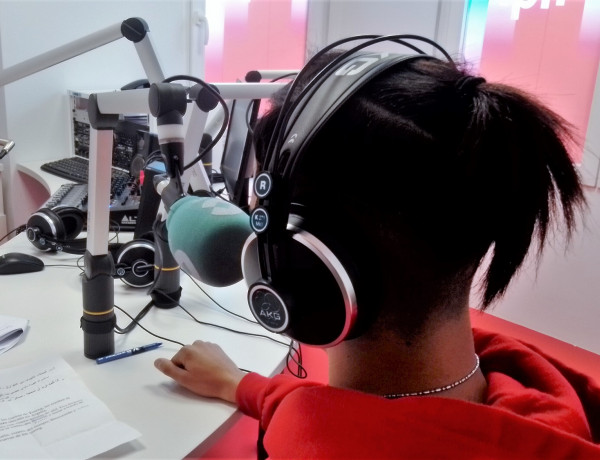 El joven durante la grabación del podcast