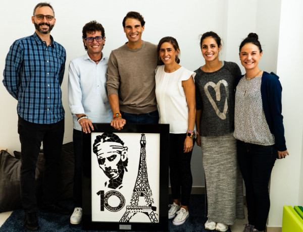 Rafa Nadal recibe un cuadro elaborado por menores atendidos en el centro ‘La Villa’ (Villena) de Fundación Diagrama. Comunidad Valenciana 2018. 