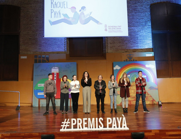 La viepresidenta Aitana Mas, con el jurado de esta edición y tres de jóvenes premiados
