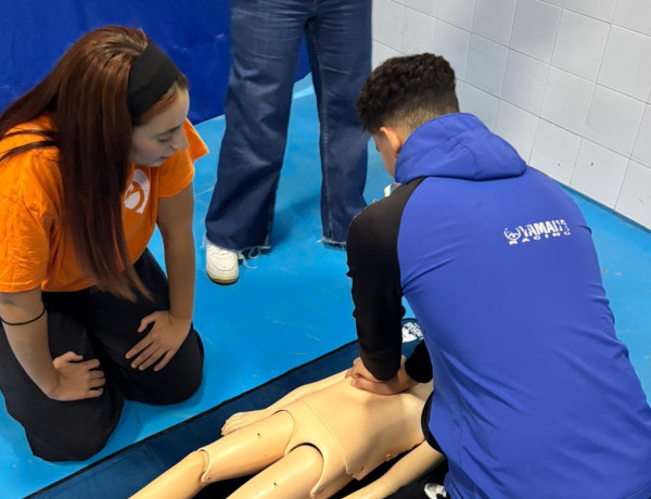 Uno de los jóvenes practica la RCP con el maniquí