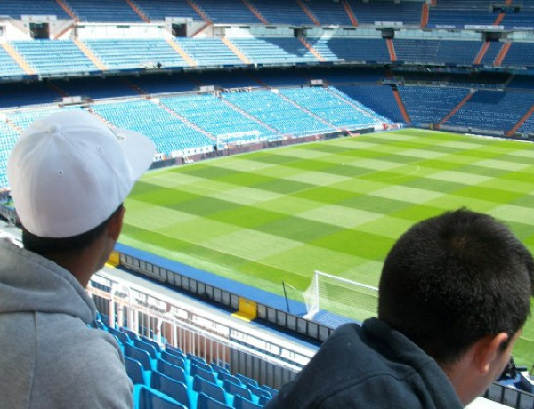 Los jóvenes atendidos en el Centro Educativo ‘Las Moreras’ de Murcia visitan el estadio Santiago Bernabéu