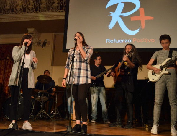 Jóvenes y profesionales del centro ‘La Cañada’ de Fernán Caballero realizan una actuación musical en la II Gala de Acción Social de Ciudad Real 