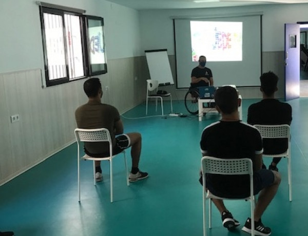 Un representante de Asociación para el Estudio de la Lesión Medular Espinal imparte una charla a las personas menores del centro ‘Odiel’ de Huelva. Fundación Diagrama. Andalucía 2021.