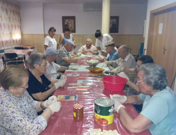 Las personas mayores de la residencia ‘Nuestra Señora de Cortes’ en Alcaraz (Albacete) participan en el programa gastronómico ‘Ahora cocinamos nosotros’
