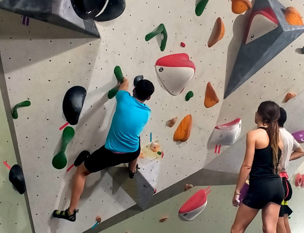 Varios jóvenes emprenden la escalada