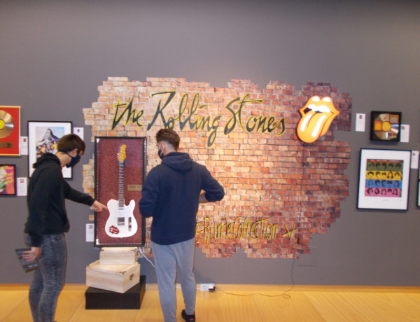 Los Rolling Stones protagonizan la exposición que visitaron los menores atendidos en el centro ‘Montefiz’ de Ourense. Fundación Diagrama. Galicia 2020.