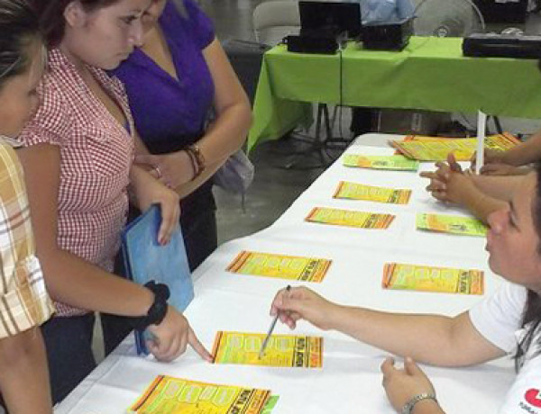 Jóvenes del Proyecto de Cooperación ‘Ruta Joven’ de Fundación Diagrama en El Salvador participan en la II Feria de Oportunidades “JUVENTOUR 2011”.