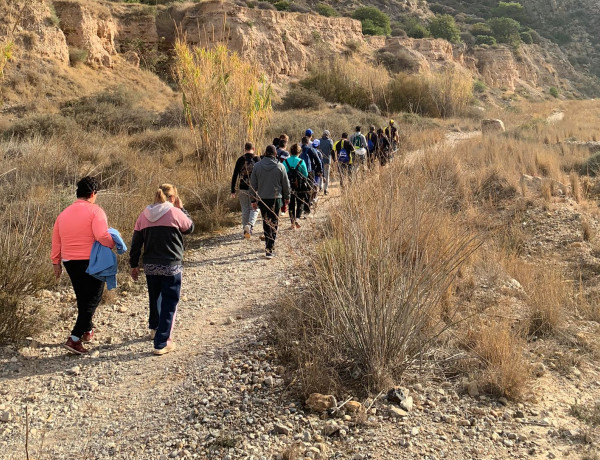 Un grupo de personas realiza una ruta de senderismo por los Montes de Cartagena
