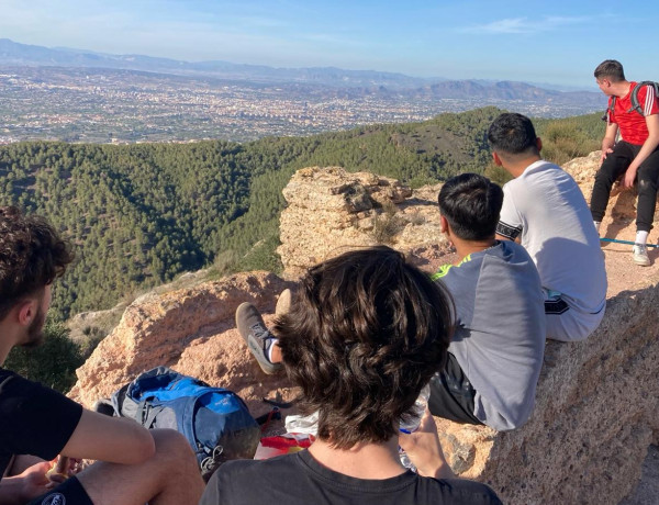 Jóvenes menores realizan varias rutas de senderismo por la región de Murcia