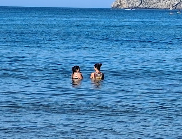 Usuarias de la Red de Atención a Víctimas de Violencia de Género de Cantabria experimentan una jornada de ocio en la playa de la Concha