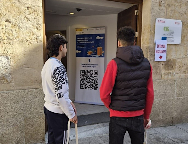Dos de los jóvenes que acudieron a la Feria, a la entrada del recinto