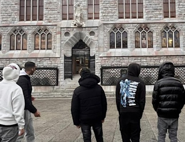 Jóvenes del centro 'Villa Ana' visitan la ciudad de Léon