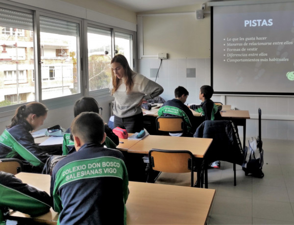 La psicóloga del programa, junto a un grupo de estudiantes que realizan una dinámica