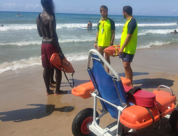 Dos jóvenes se preparan para el simulacro junto a dos socorristas de la playa