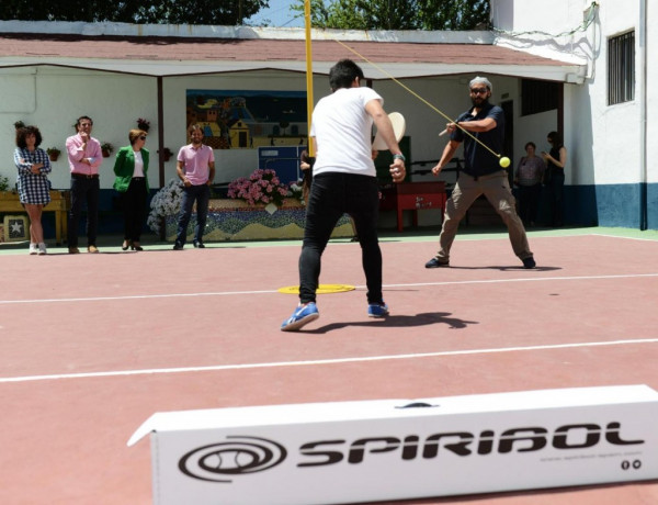 Los jóvenes del centro ‘San Miguel’ de Granada aprenden a practicar Spiribol