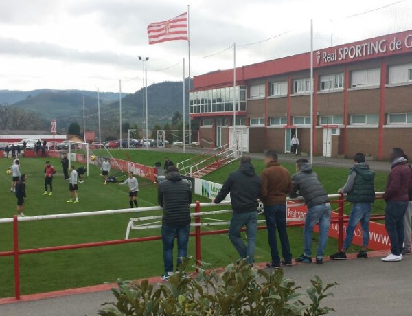 Los menores atendidos en el centro ‘El Acebo’ de Santander viajan a Asturias para conocer cómo trabaja un equipo de fútbol