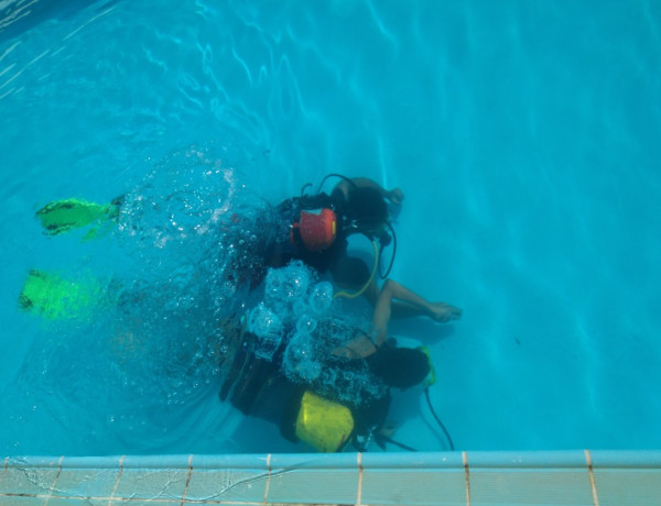 Los menores atendidos en el centro ‘Las Lagunillas’ de Jaén realizan un curso de iniciación al buceo