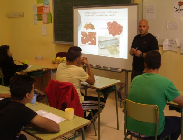 Los jóvenes del centro ‘Els Reiets’ de Alicante participan en un curso de cocina dentro de su programa de formación prelaboral