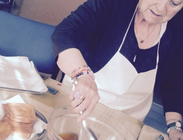 Las personas mayores atendidas en la residencia ‘María de la Paz’ de Nerva (Huelva) participan en un taller de cocina tradicional