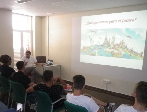 Los menores atendidos en el hogar de convivencia ‘Los Pinos’ de Molina de Segura (Murcia) realizan un taller de animación a la lectura