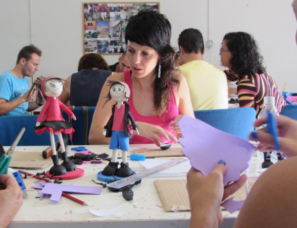 Los profesionales del centro ‘Els Reiets’ de Alicante reciben formación para desarrollar talleres de manualidades para los menores atendidos