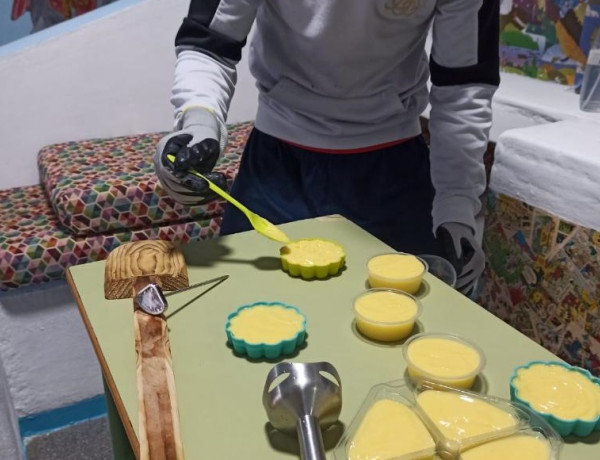 Un joven rellena los moldes con la elaboración del jabón