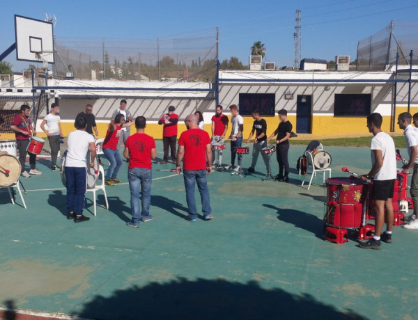 Los jóvenes del centro ‘La Jara’ de Alcalá de Guadaíra (Sevilla) participan en un taller educativo con la Asociación Cultural Tierra Percusión