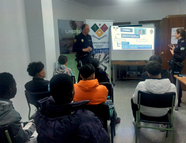 Los agentes imparten la charla a las personas usuarias de Labora