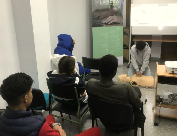 Uno de los jóvenes practica la RCP sobre el muñeco de prueba