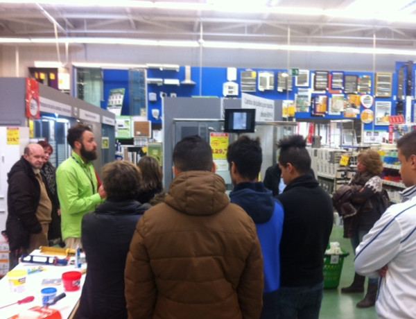 Jóvenes del centro de acogida ‘El Acebo’ de Santander participan en un taller prelaboral de bricolaje doméstico