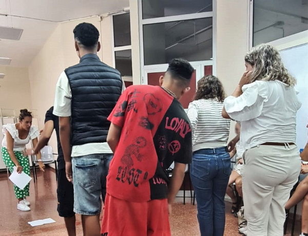 Chicos y chicas del centro Inagua realizan una de las actividades del taller