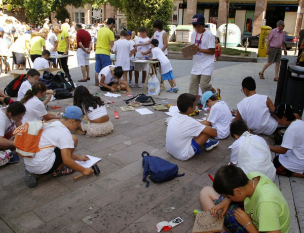 Menores atendidos en el centro de acogida ‘El Acebo’ de Santander colaboran como voluntarios en un campamento urbano para jóvenes