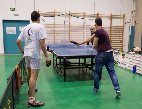 Jugadores profesionales de tenis de mesa enseñan este deporte a los menores del centro ‘Baix Maestrat’ de Vinaròs (Castellón)