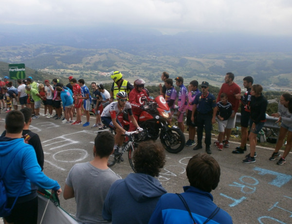 Menores del CSJ viendo la Vuelta Ciclista a España. Fundación Diagrama.