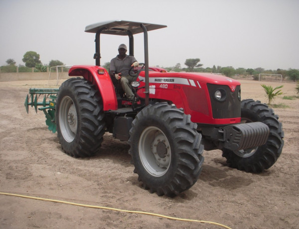 Tractor Escuela Agricultura Sandiara Senegal