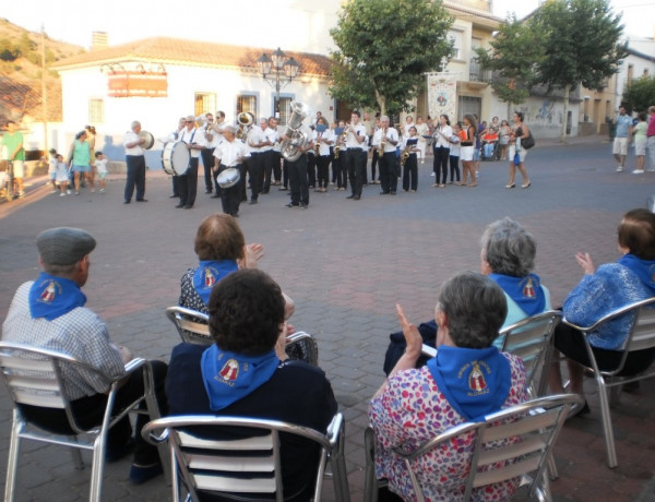 Los mayores de la residencia ‘Nuestra Señora de Cortes’ de Alcaraz (Albacete) asisten al traslado de la patrona de esta localidad