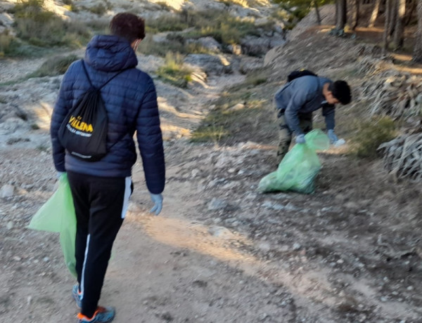 Tres jóvenes en la residencia ‘La Villa’ de Villena (Alicante) colaboran en una acción de voluntariado medioambiental en el Paraje de las Cruces