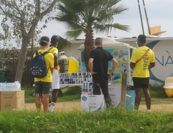Tres jóvenes del Servicio de Primera Acogida ‘Llavaneres’ de Sant Andreu de Llavaneres (Barcelona) colaboran como voluntarios en el Ironman 2021