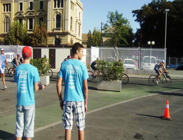 Menores del Centro Mariano Ribera participan como voluntarios en el ‘Valencia Triatlon 2011’