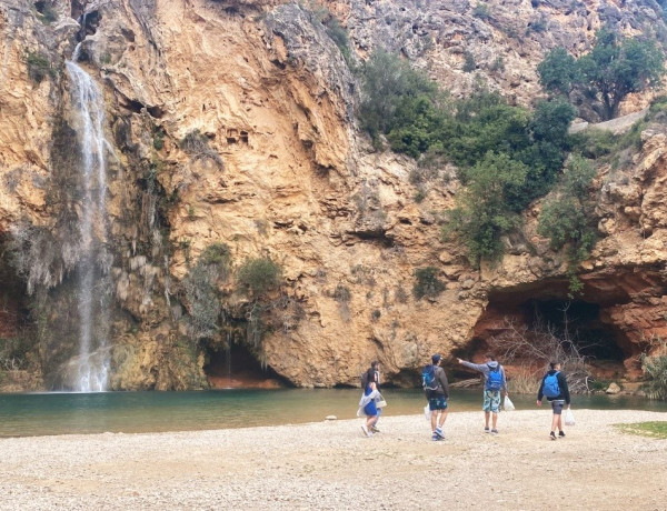 Los tres chicos y la chica de Campanar, ante la cascada de la Cueva del Turche