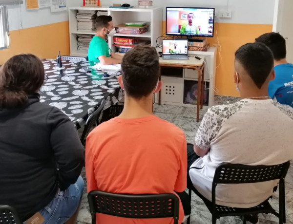 El ultrafondista Iván Peñalba charla sobre su trayectoria deportiva y solidaria con personas jóvenes atendidas en distintos recursos de la Comunidad Valenciana