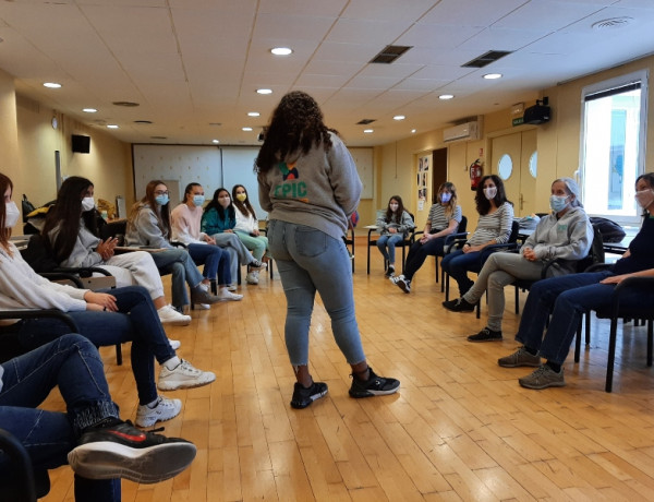 Una joven atendida en la Residencia ‘El Palmeral’ de Elche (Alicante) participa en el evento ‘Nuestra voz, nuestros derechos’, organizado por la Plataforma de la Infancia