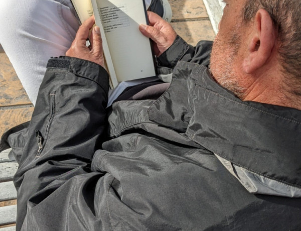 Una de las personas atendidas en el Centro para la Atención de la Enfermedad Mental ‘Altavida’ (Abanilla) publica un libro de poesía